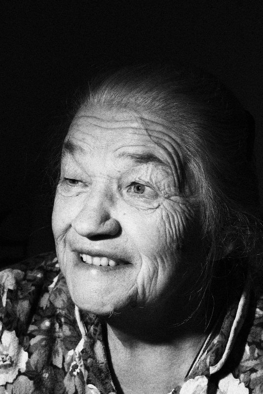 Пожилая женщина - Валерий Бочкарев