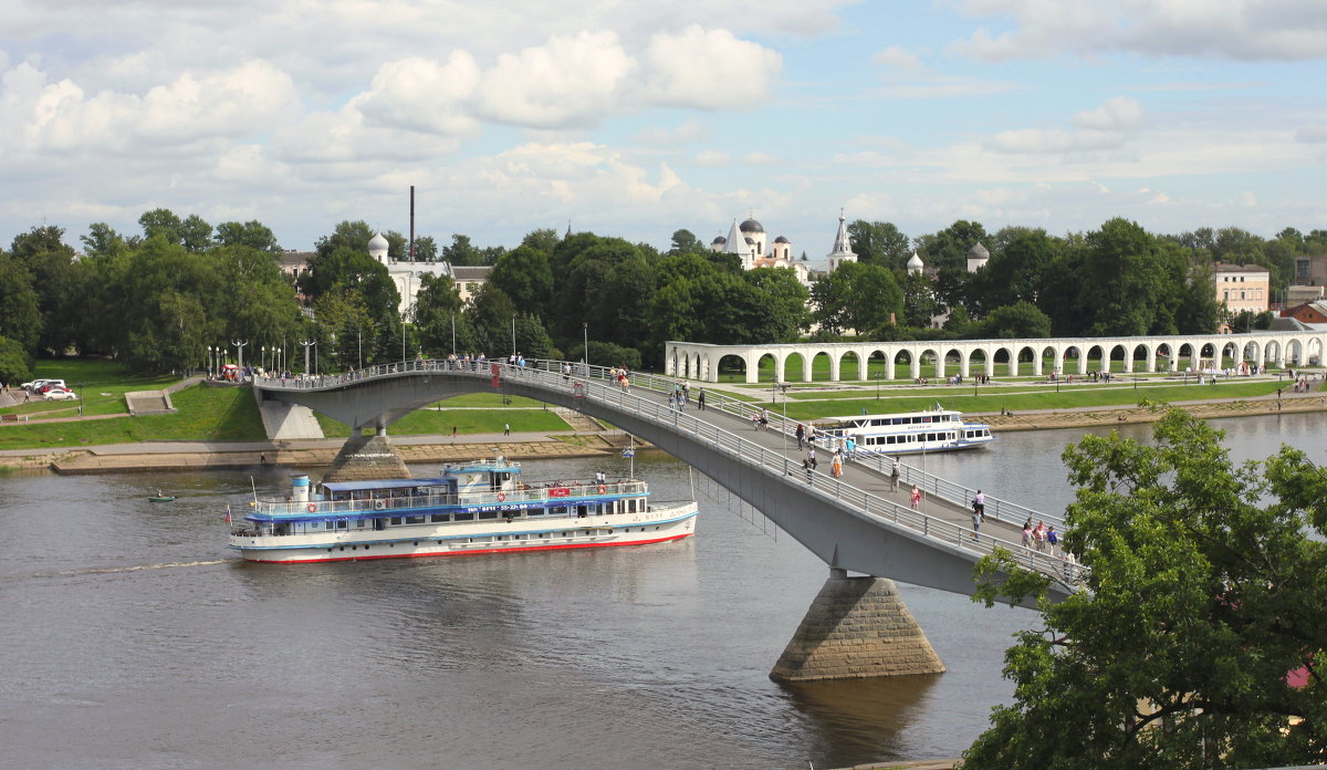 Великий Новгород. Пешеходный мост через Волхов. - Станислав 