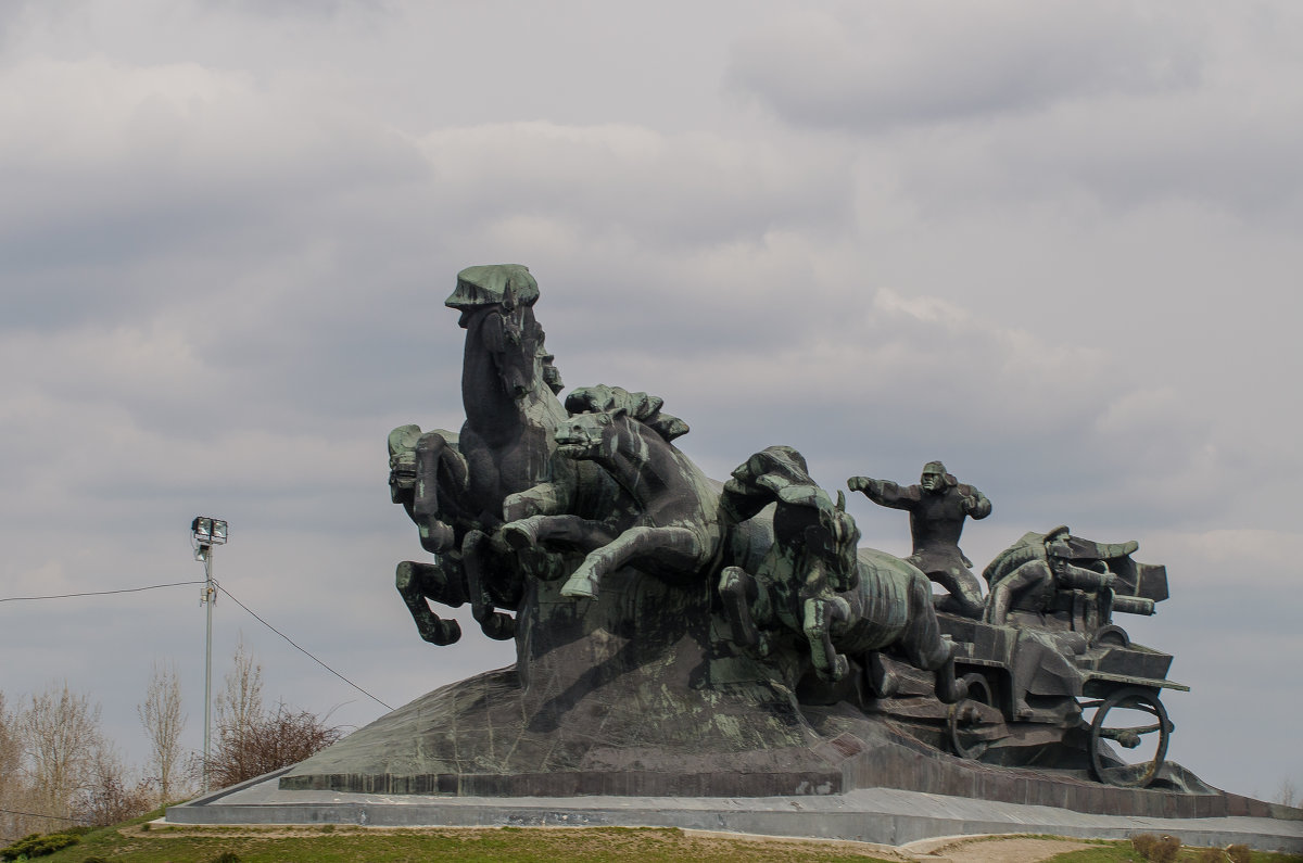 Памятник 1-конной Армии при вьезде в Ростов на Дону со стороны г. Краснодара - серж 
