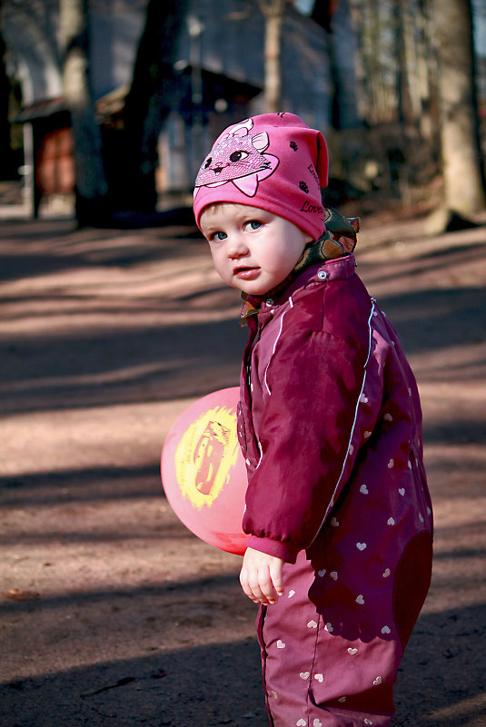 Дочка на прогулке в парке - Марина Шубина