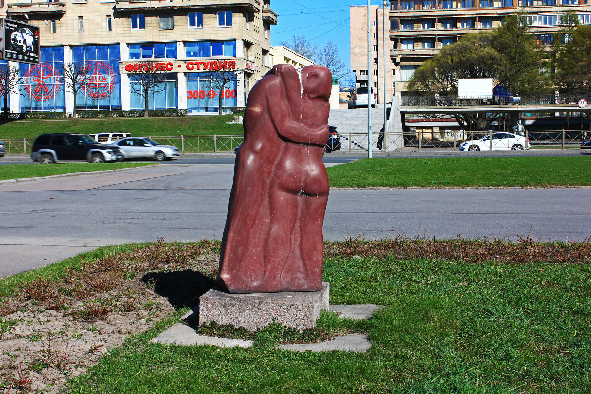 Скульптура "Двое"на Октябрьской наб. - Александр Лейкум