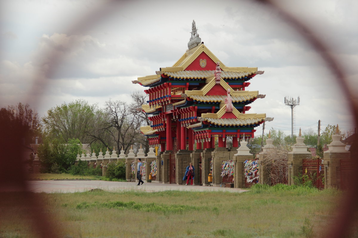Вид на главные ворота храма. - Larisa Gavlovskaya