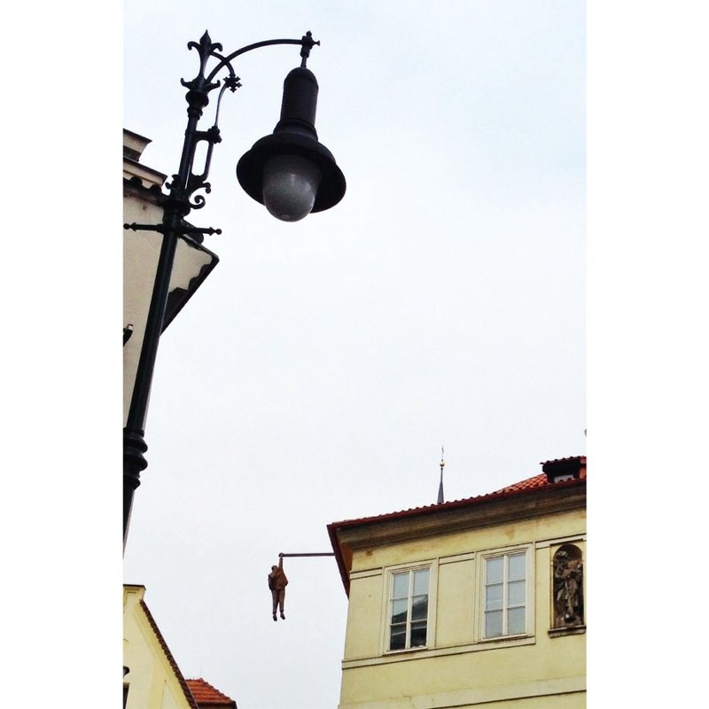 Зигмунд Фрейд изящно висит на балке в Праге - Ирина Бирюкова