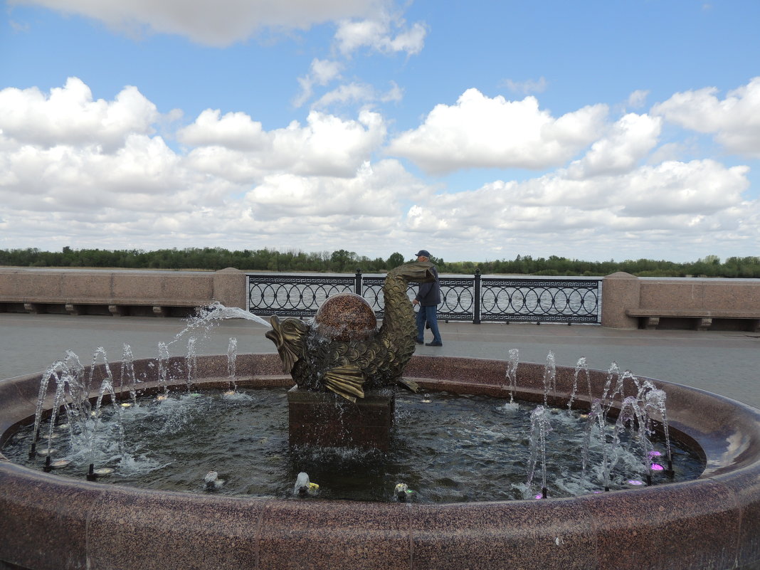 Кремлевская набережная - фонтан "Рыбка" - EVGENIYA Cherednichenko