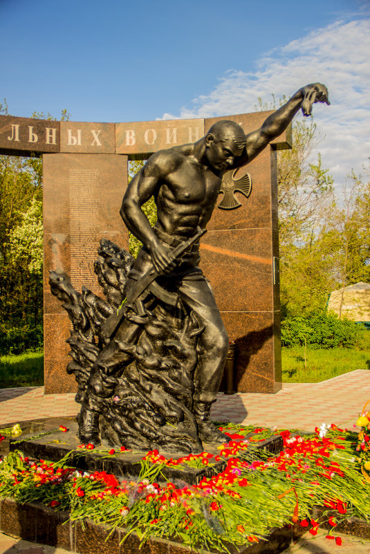 Памятник Павшим в локальных вайнах - Олег Овсянников