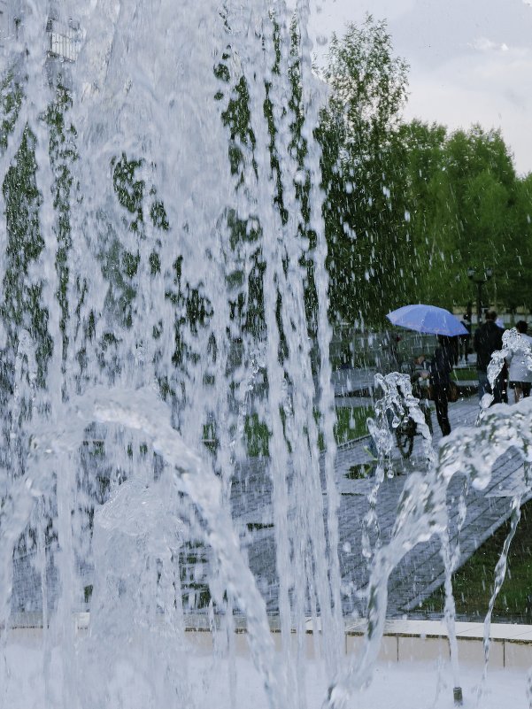 Брызги дождя и фонтана.. - Сергей Яценко