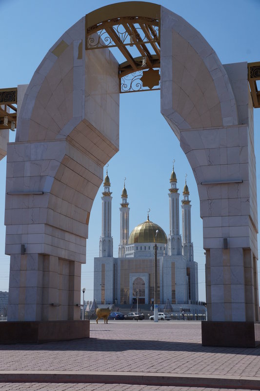 Вид из городского парка на мечеть Нур Гасыр. - Галина Грудникова
