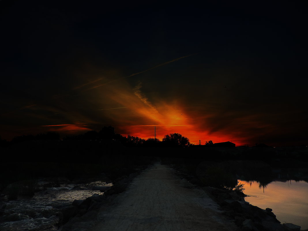 Дорога через реку в зареве заката - Денис Гладких