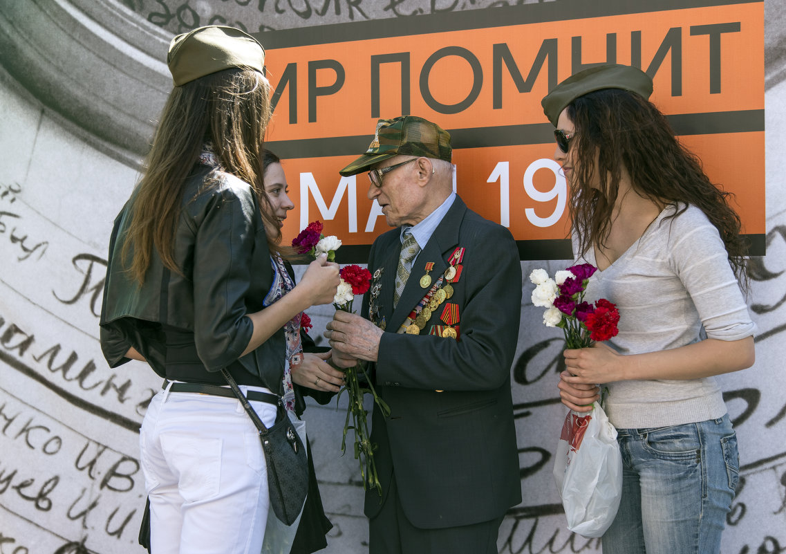 И помнит мир спасённый - Алексей Окунеев