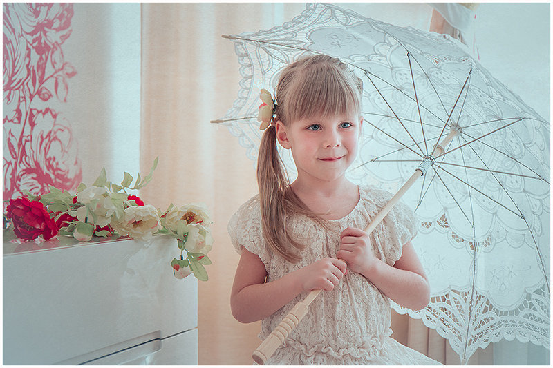 Девочка с зонтиком - Юлия Соболева