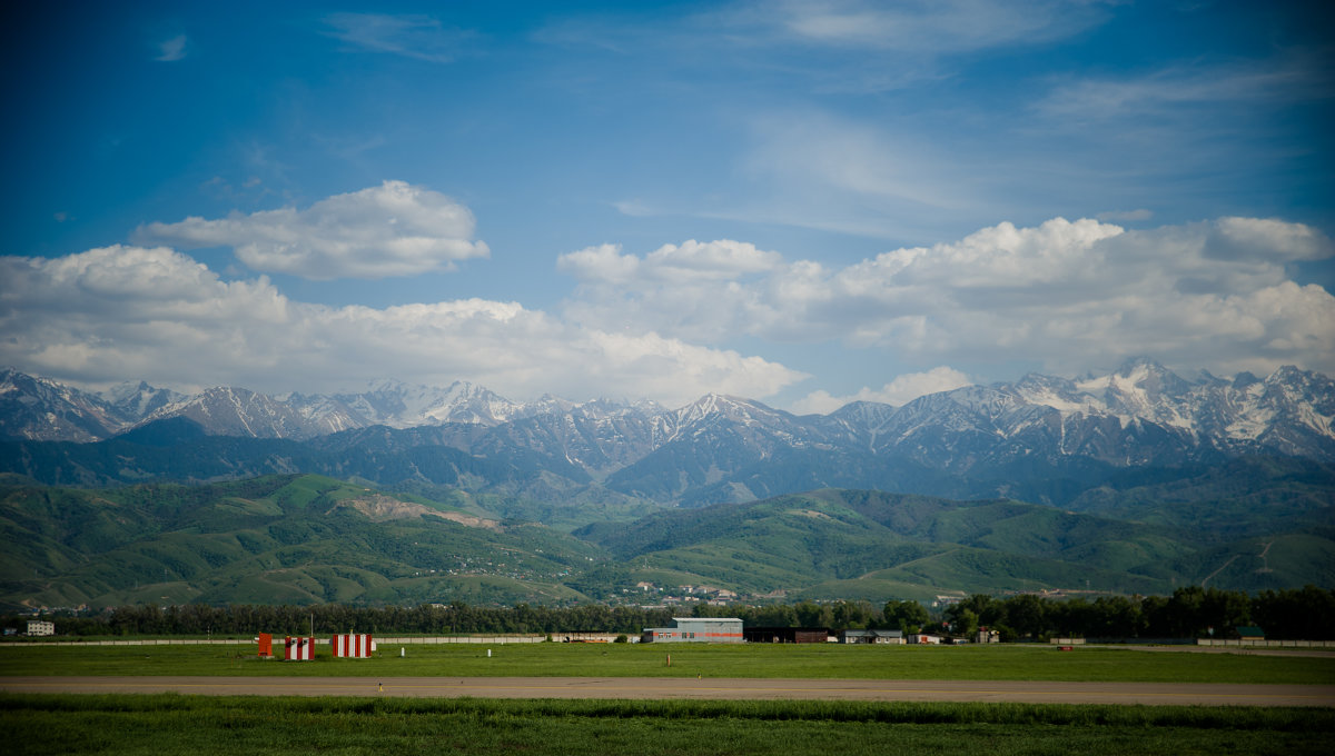 вид на горы с аэропорта в Алмате - Владимир Ливарский