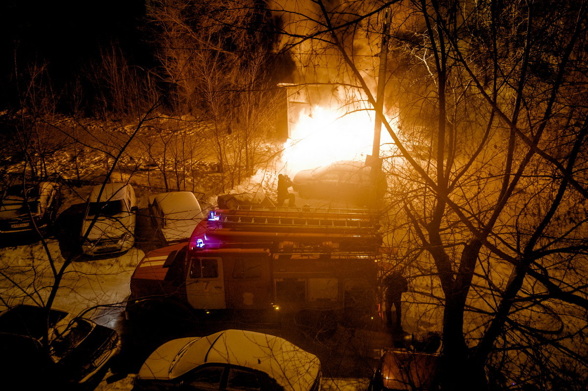 Пожар во дворе - Марк Э