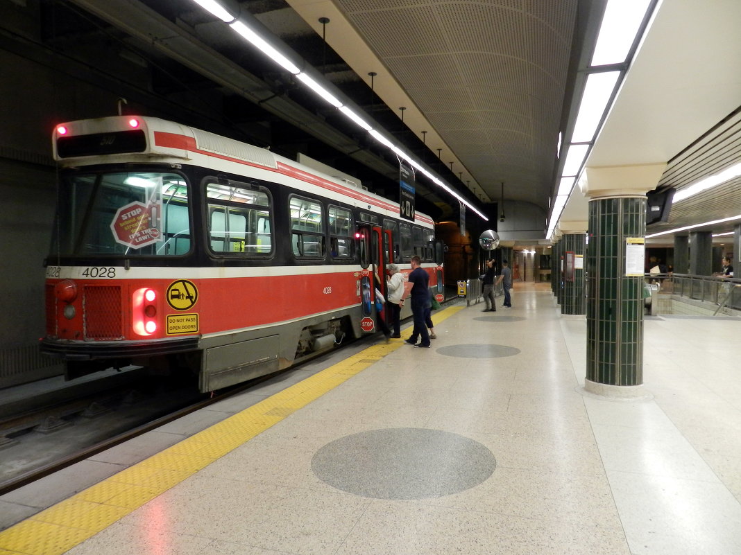 В Торонто трамвай въезжает по туннелю на ст. метро - Юрий Поляков