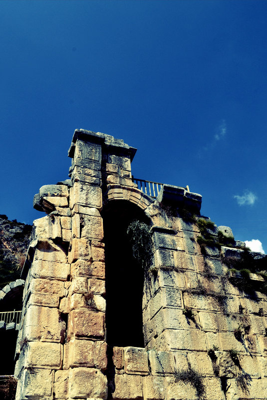 вход в древнегреческий амфитеатр - вика 