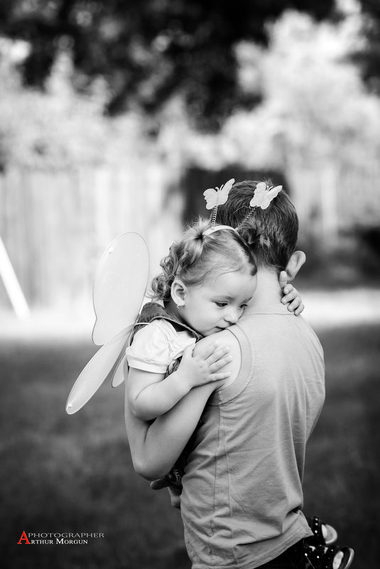Больше, чем просто фото - маленькая девочка крепко обнимает своего родного братика... - Артур Моргун
