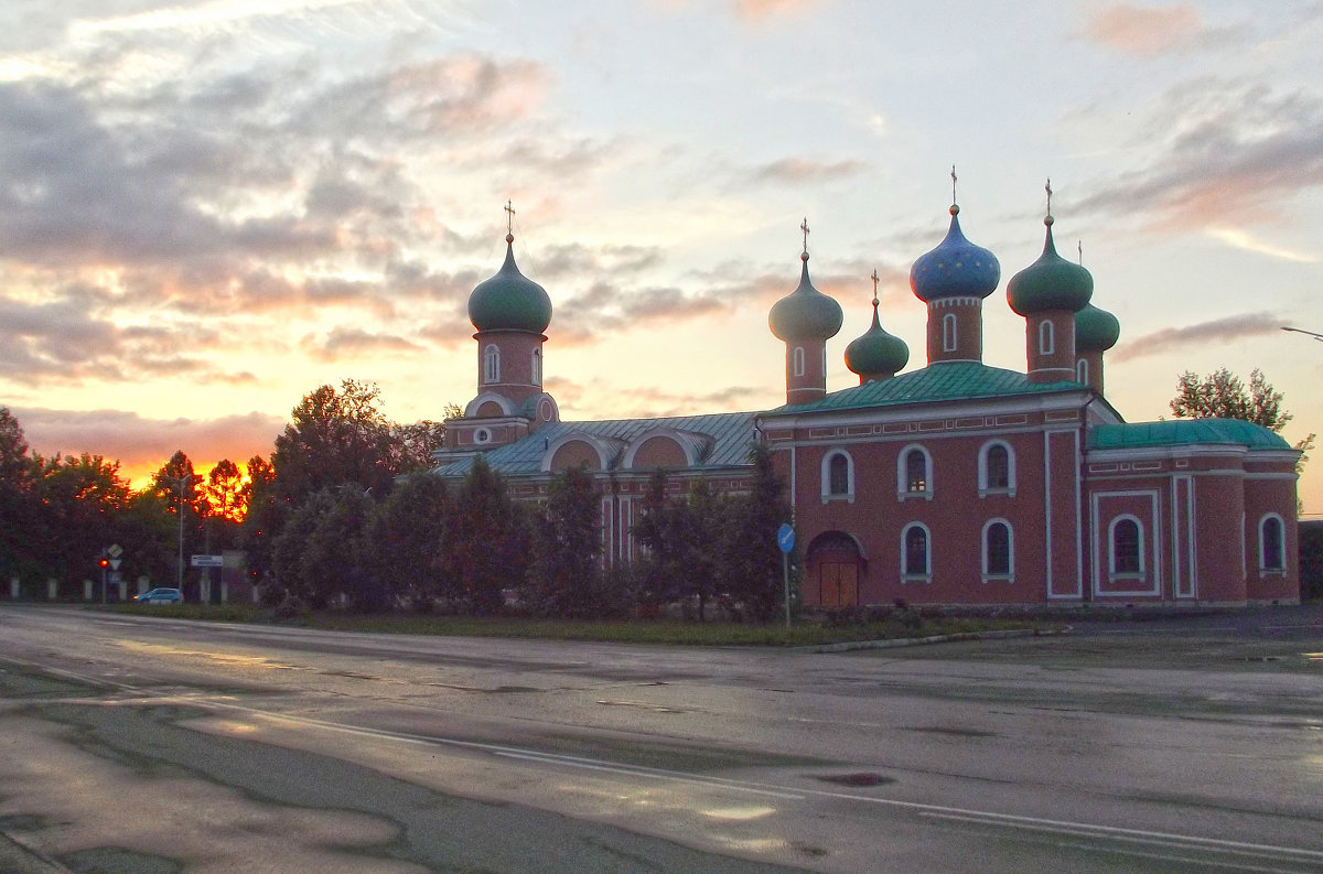 Тихвинский монастырь на закате