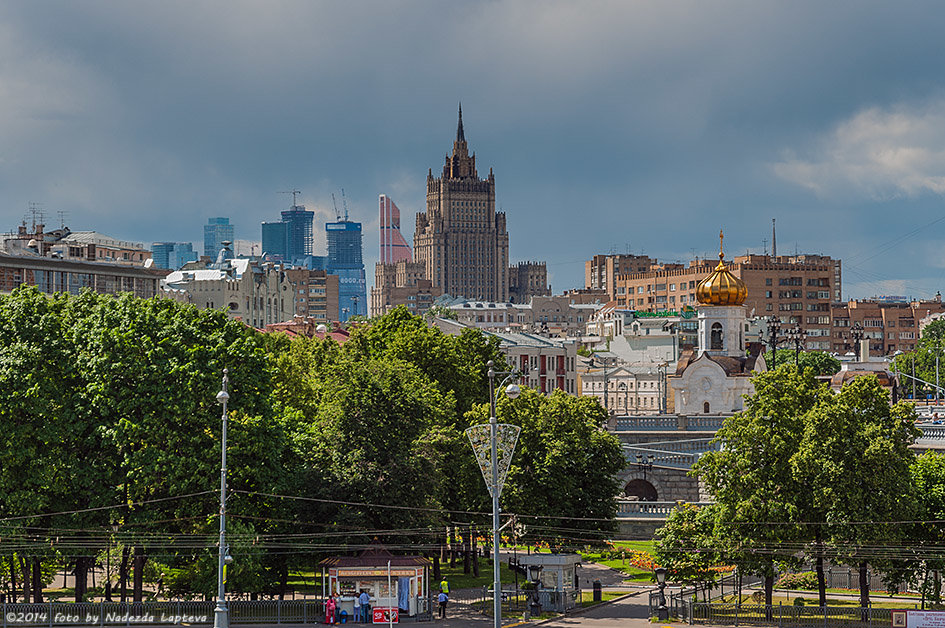Вид на Москву с Патриаршего моста - Надежда Лаптева