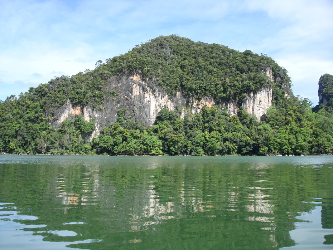 На озере на одном из островков архипелага Лангкави. Малайзия. - svk *
