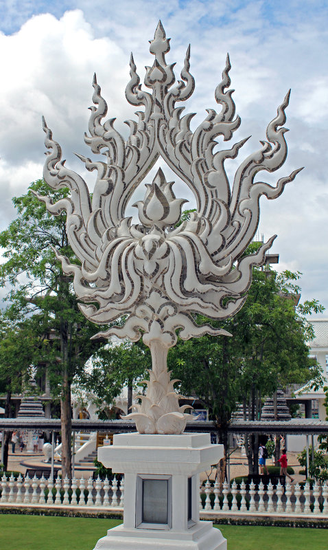 Таиланд. Чанг-Рай. Белый храм, огненный цветок - Владимир Шибинский