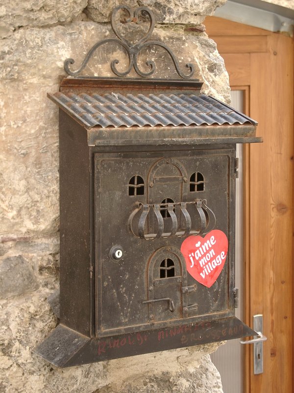 Франция. На почтовом ящике надпись:"люблю свою деревню" - Natalia Mixa 