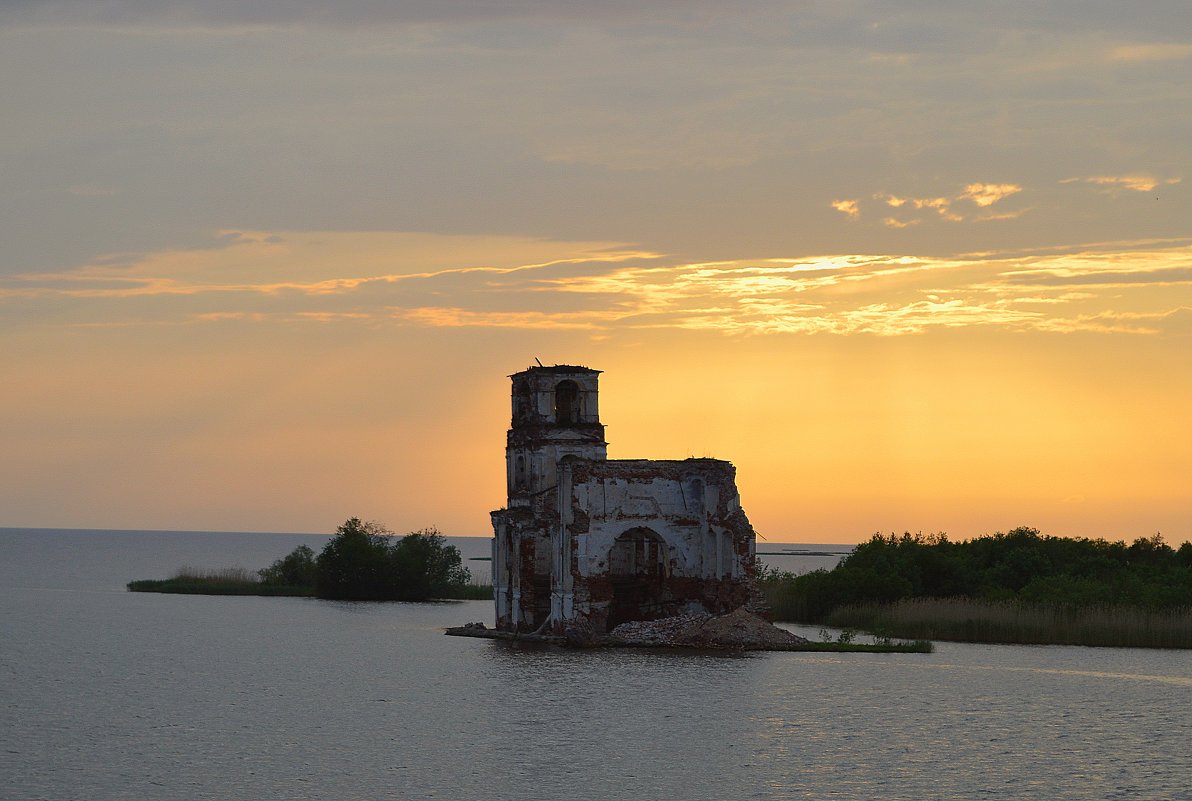 Руины у рукотворного моря - Виктор Новиков