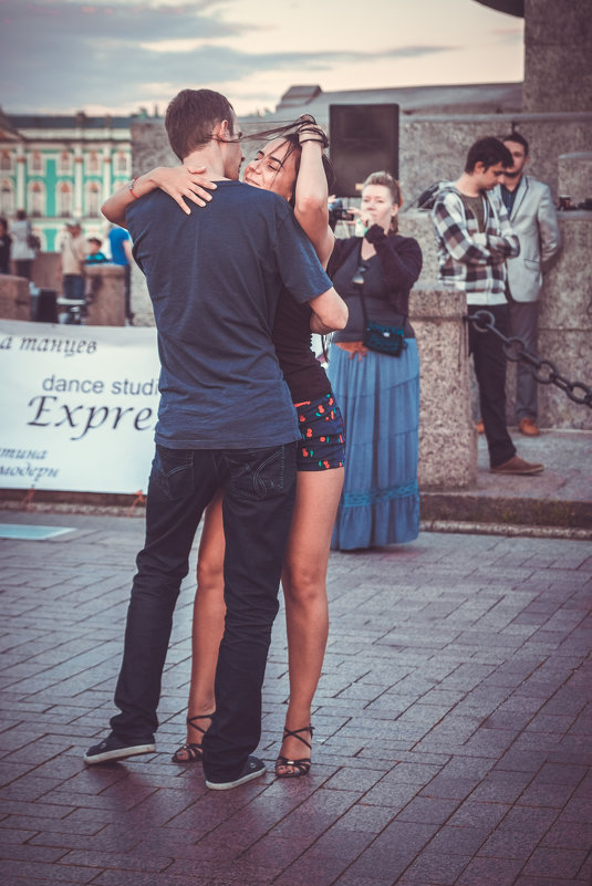 Танцы в городе - Валентин Емельянов