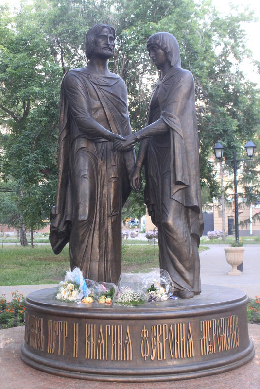Памятник в Омске Петру и Февроньи - Savayr 