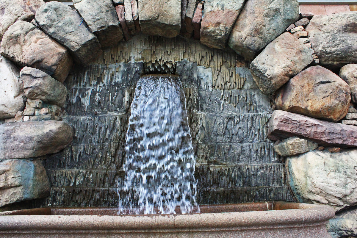 Мини-водопад из стены Королевского Дворца. - Александр Лейкум