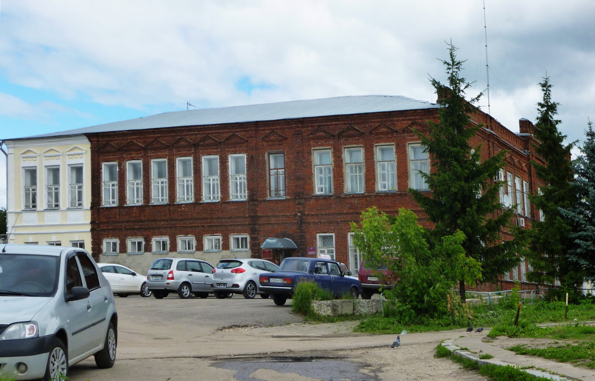 Здание бывшей женской гимназии - памятник градостроительства и архитектуры местного значения. - Galina Leskova