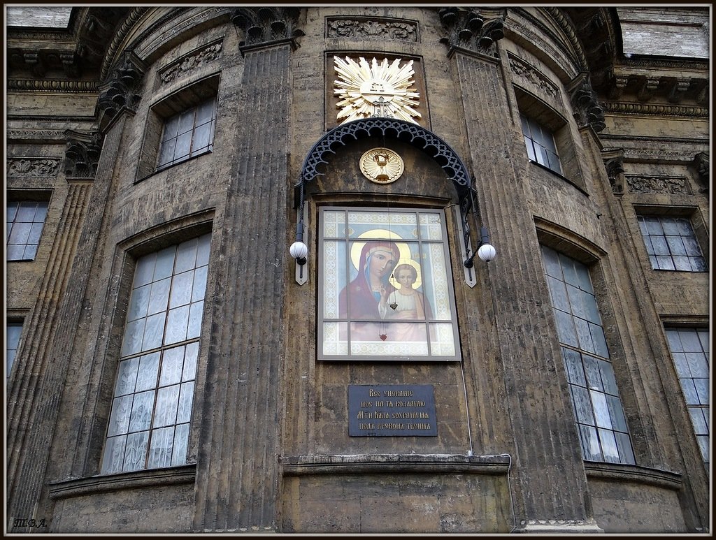 Икона Казанской Божьей Матери на стене Казанского собора - Вера 