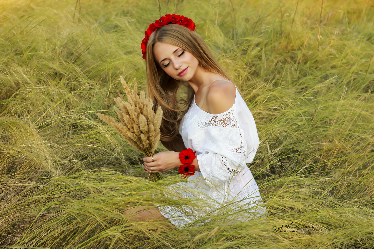 Русская красотка Таиссия Шанти шалит в поле