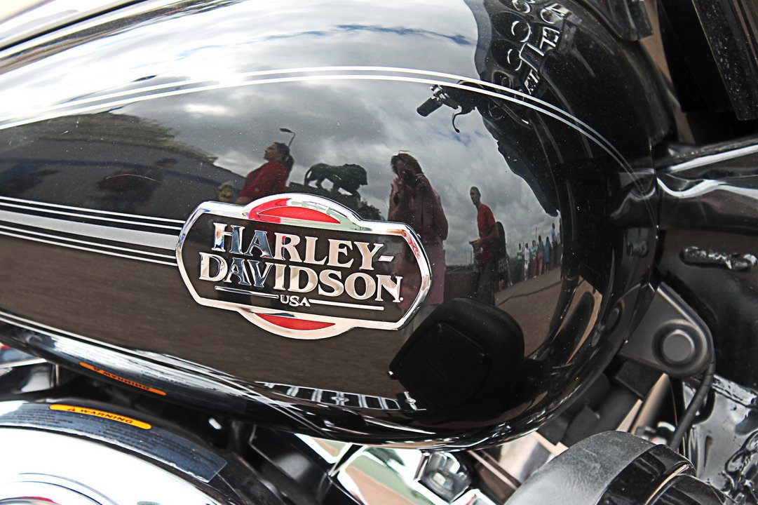 Harley Davidson с отражениями - Вера Моисеева