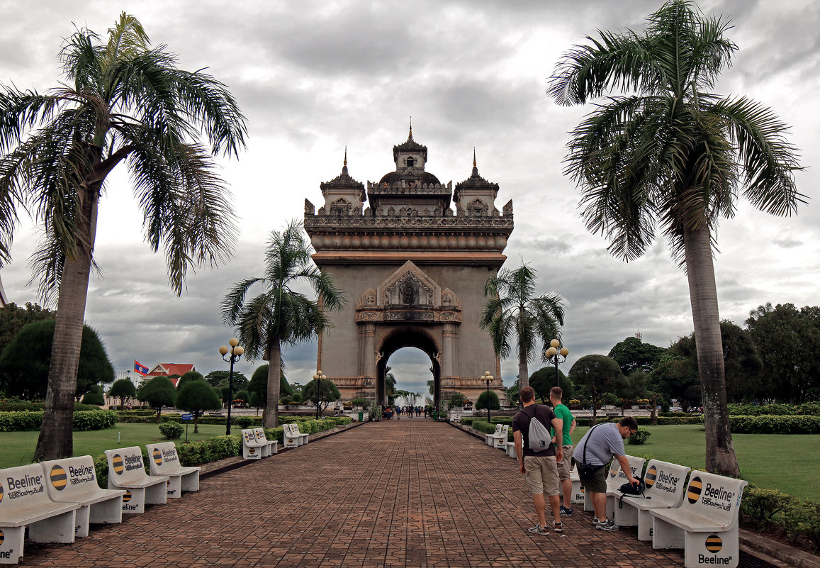 Лаос. Вьентьян. Патусай - триумфальная арка в честь победы над Францией в войне за независимость - Владимир Шибинский