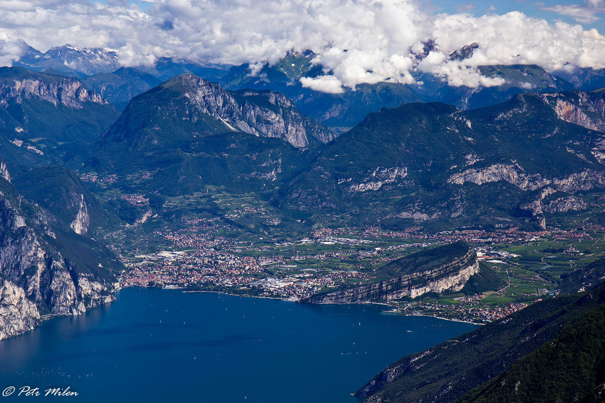 Городок Riva del Garda (Италия) в окружении Альп с высоты 2218 метров. - Petr Milen 