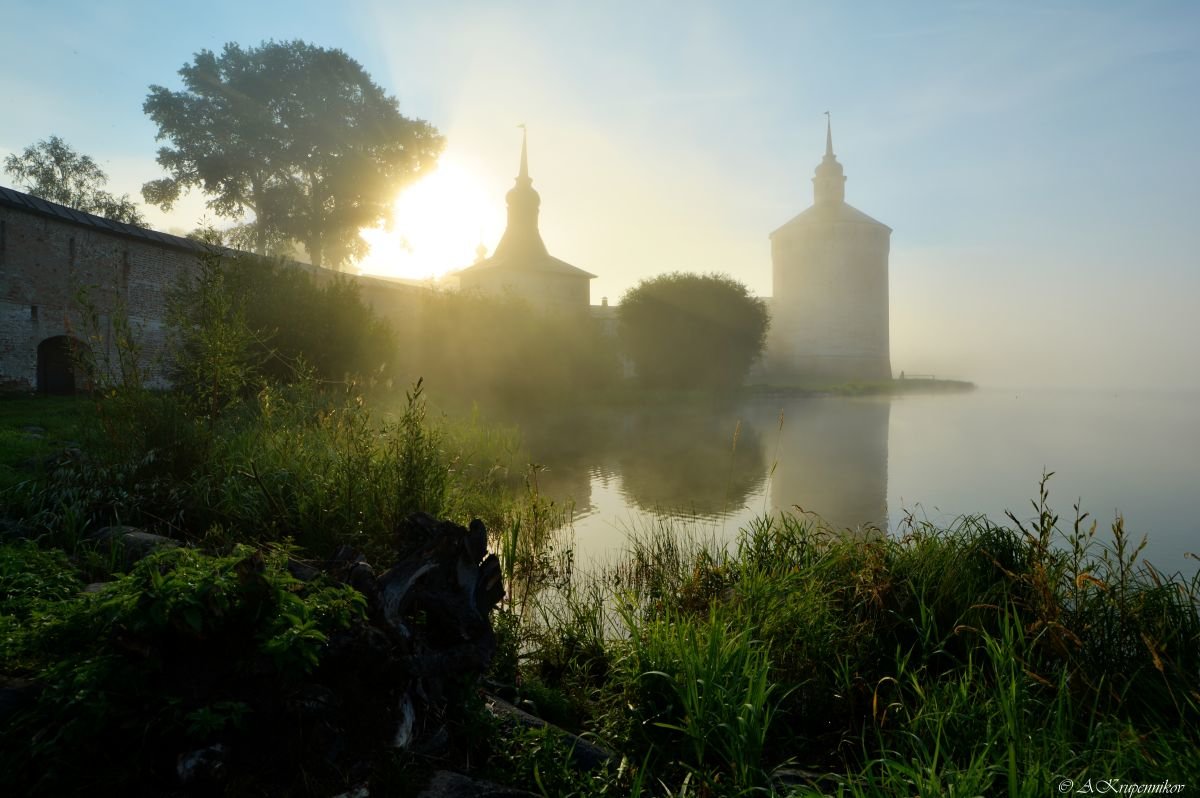 Кирилло-Белозерский монастырь утром в тумане - Алексей Крупенников
