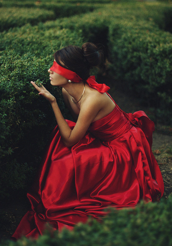 Брюнетка примеряет красное платье гиф