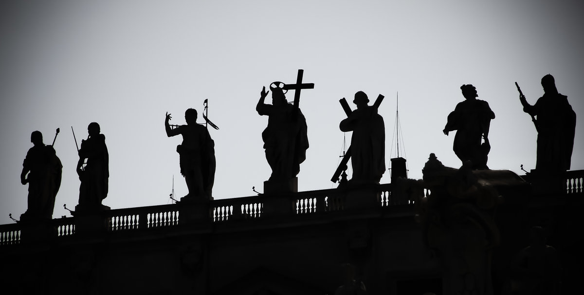 Скульптуры на главном здании Храма - Владимир. ВэВэ