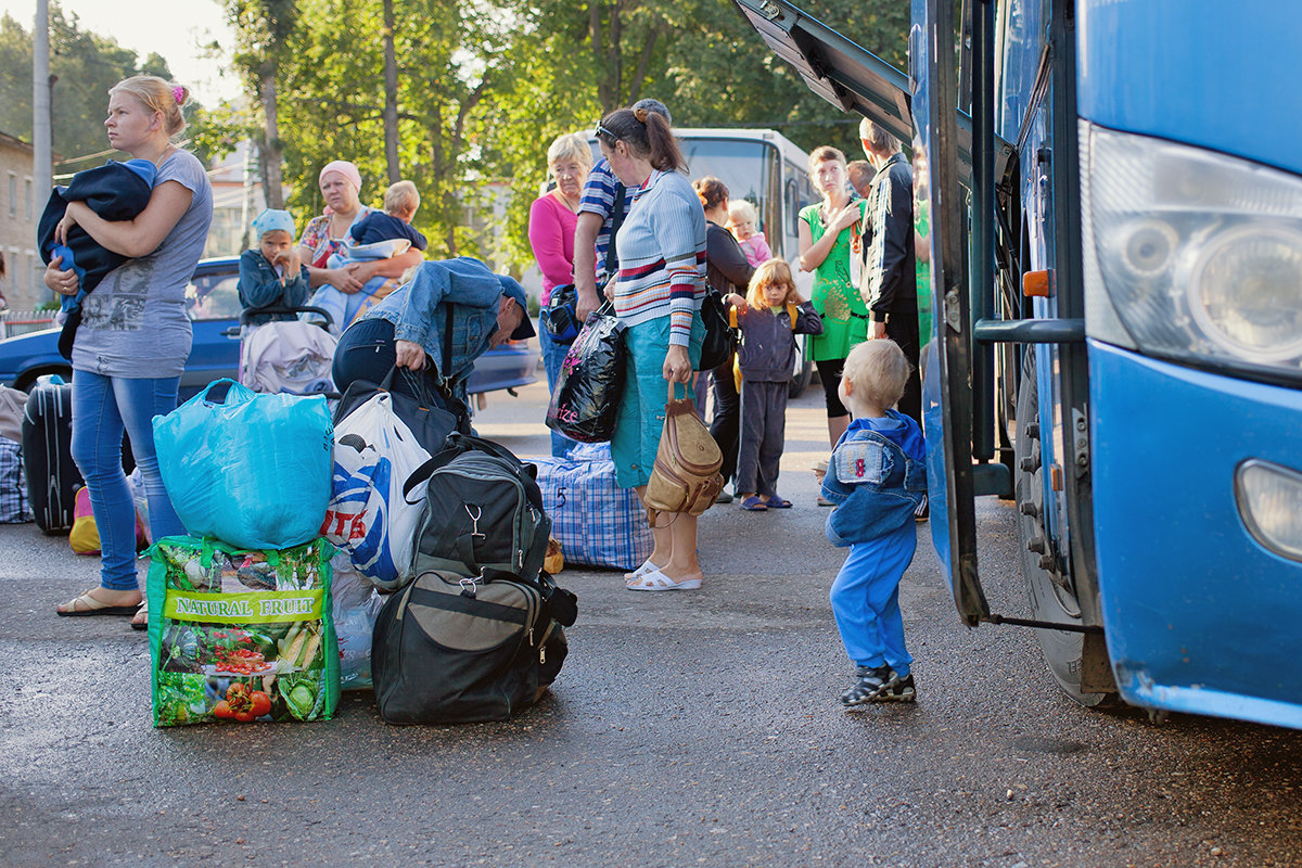 Украинские беженцы только что прибыли на вокзал, пересадка в автобусы. - Анатолий Тимофеев
