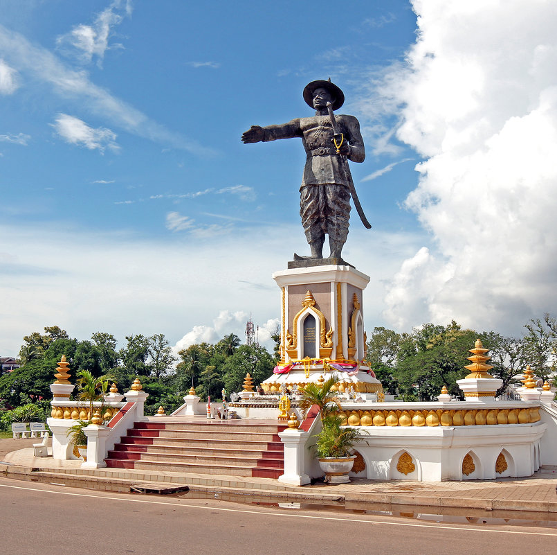 Лаос. Вьентьян. Памятник королю Чао Аноувонгу - Владимир Шибинский