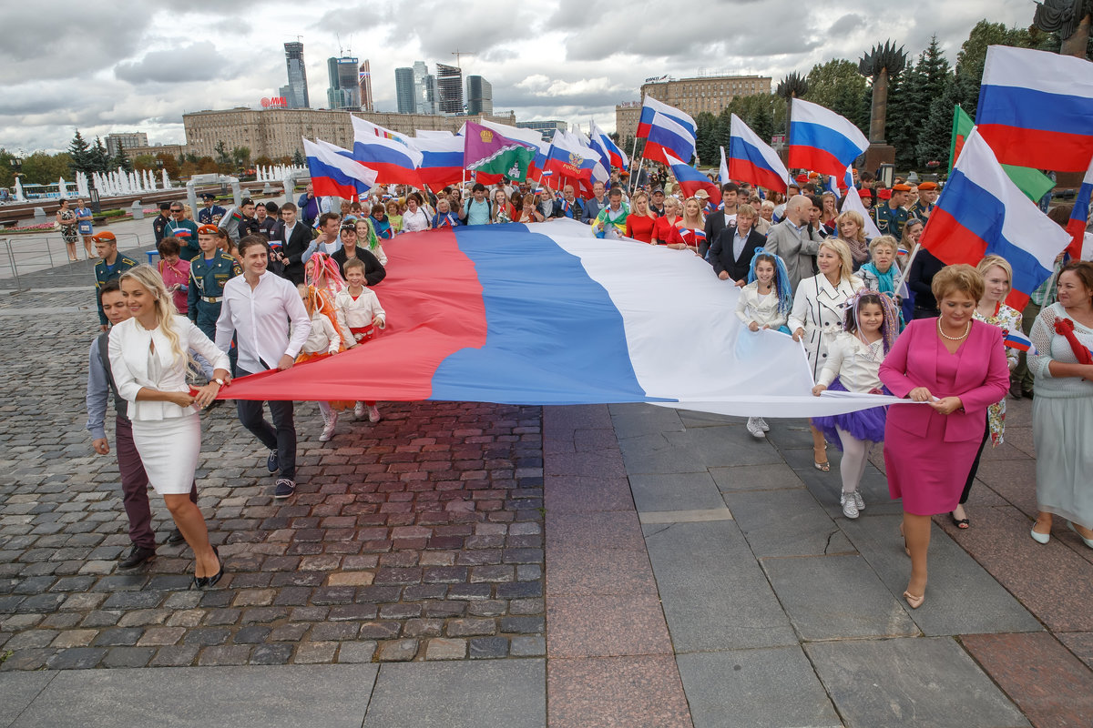 День российского флага на Поклонной - шествие с флагом - Павел Myth Буканов