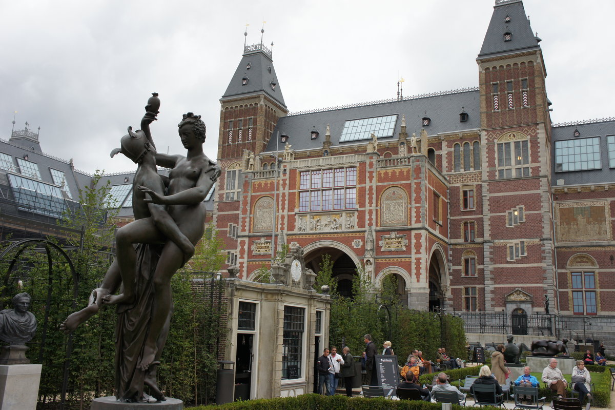 Амстердам. Музейные сады  на фоне исторического здания Рейксмузеума - Елена Павлова (Смолова)
