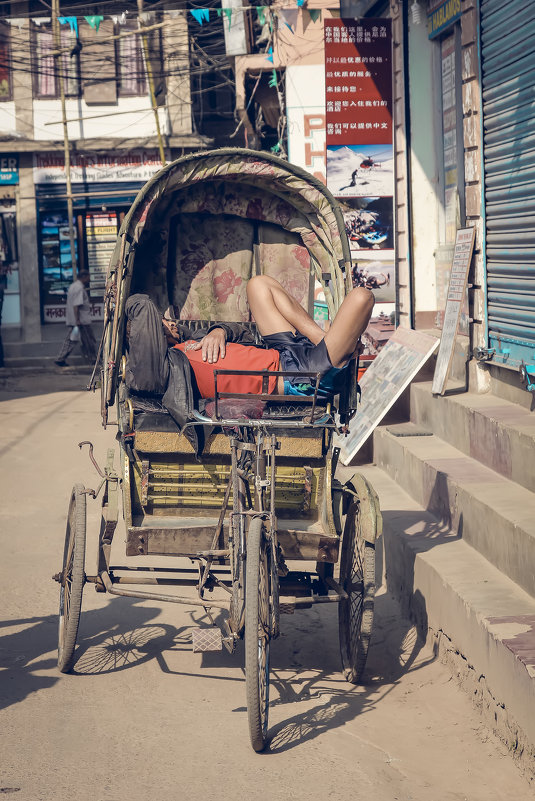 Катманду.Непал.Таксист(велорикша) на обеде... - Александр Вивчарик