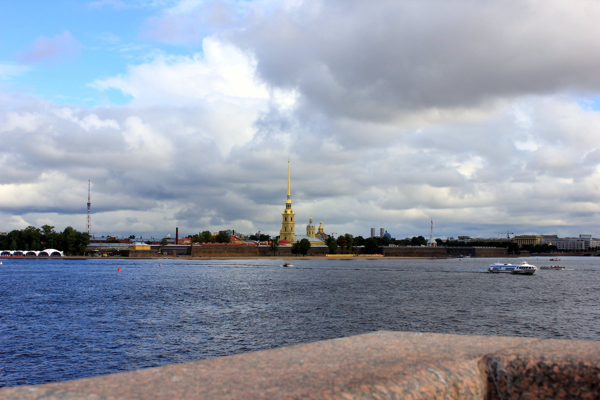 Вид на Петропавловскую крепость с Дворцовой набережной - Иван 