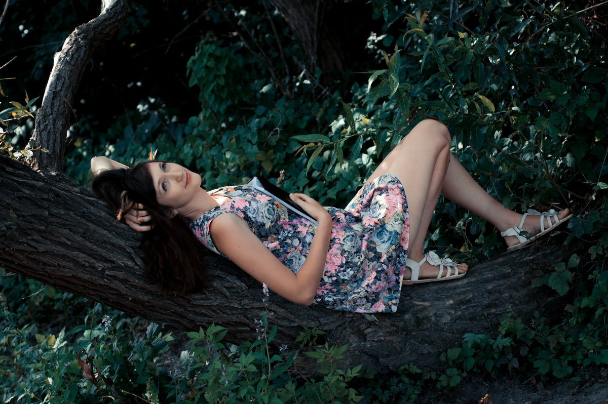 Девушка лежит на дереве - Саша Седлецкий