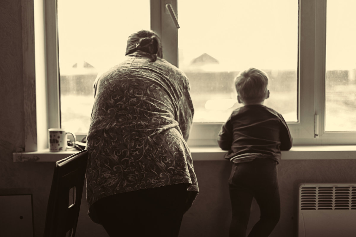 Бабушка с внуком у окна - Павел Крутенко