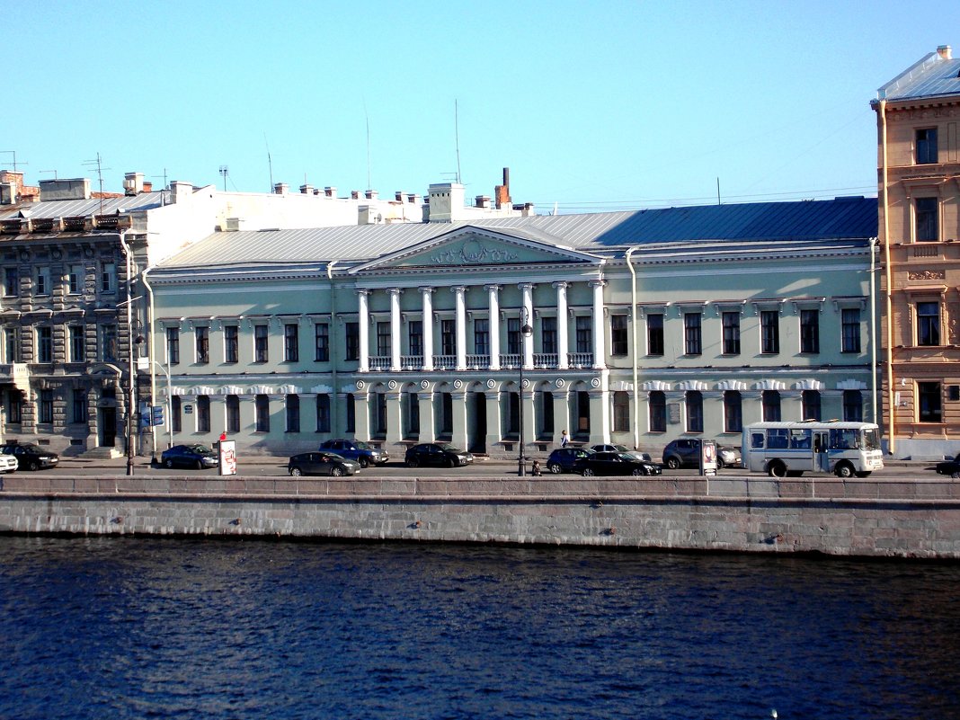 Английская набережная в Санкт-Петербурге