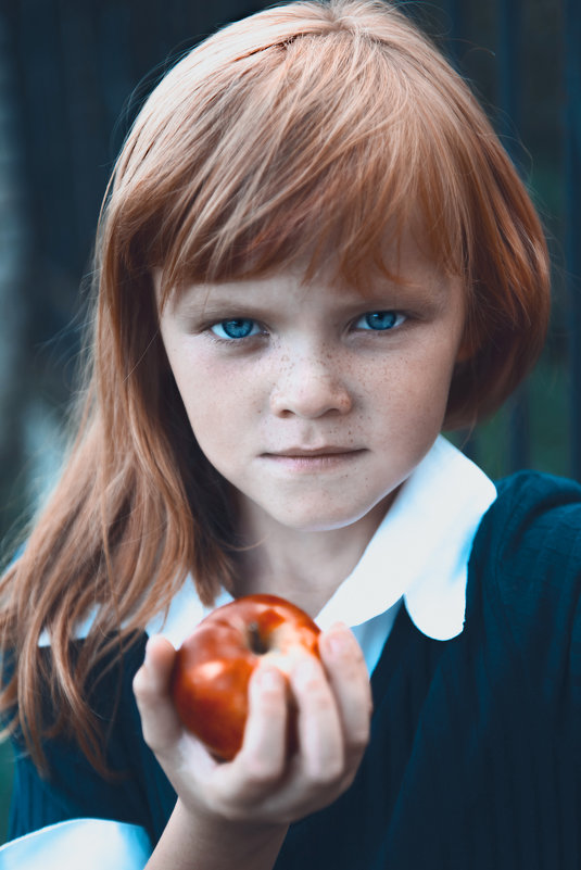 Девочка с яблоком - Юлия Нагибович