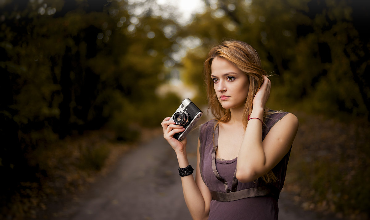 Девушка с фотоаппаратом - Андрей Акатьев
