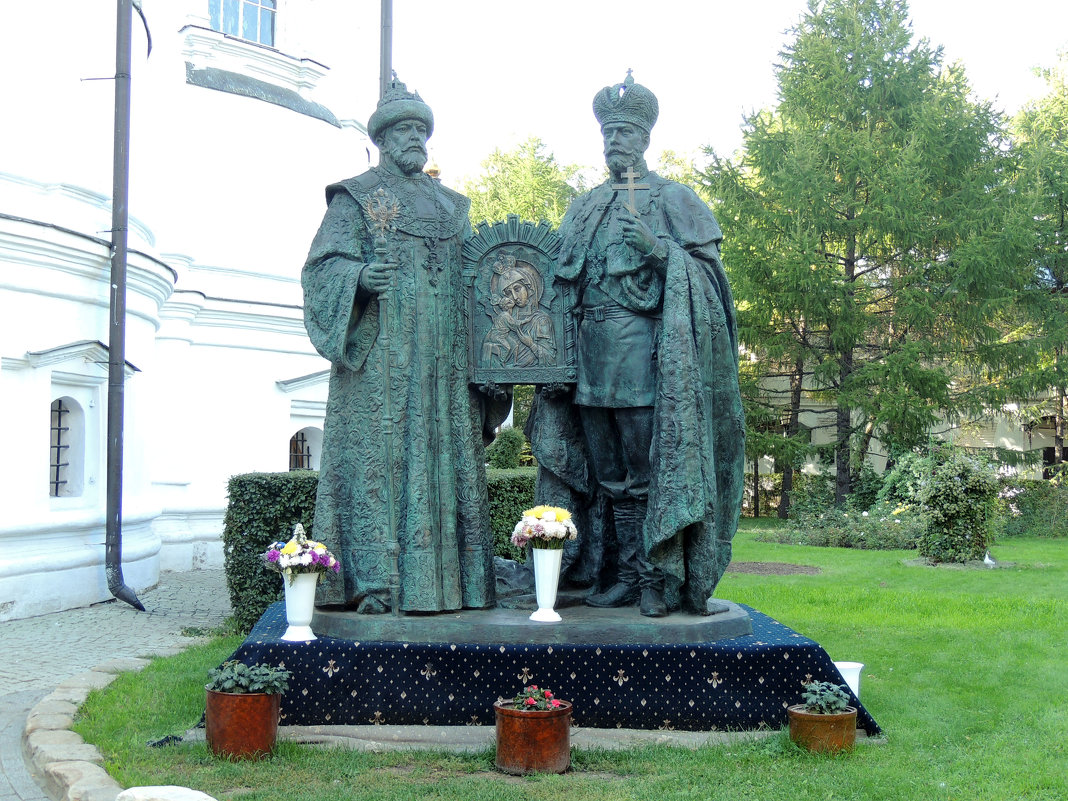 Новоспасский монастырь памятник Романовым