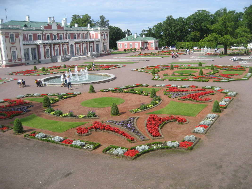Дворец в парке Кадриорг - laana laadas